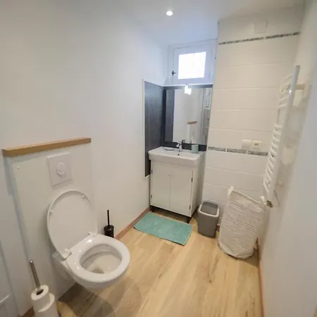 Charmant T2 Avec Terrasse Et Place De Parking エクスレバン